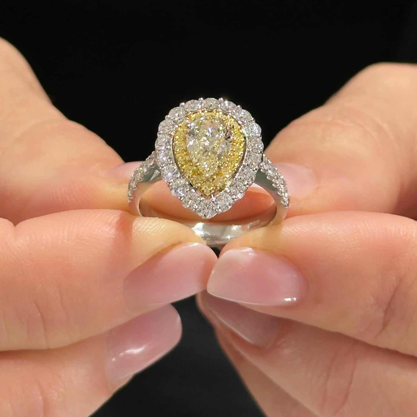 Anello da donna in oro con diamante fancy yellow taglio goccia - Simmi Gioiellerie - Anelli