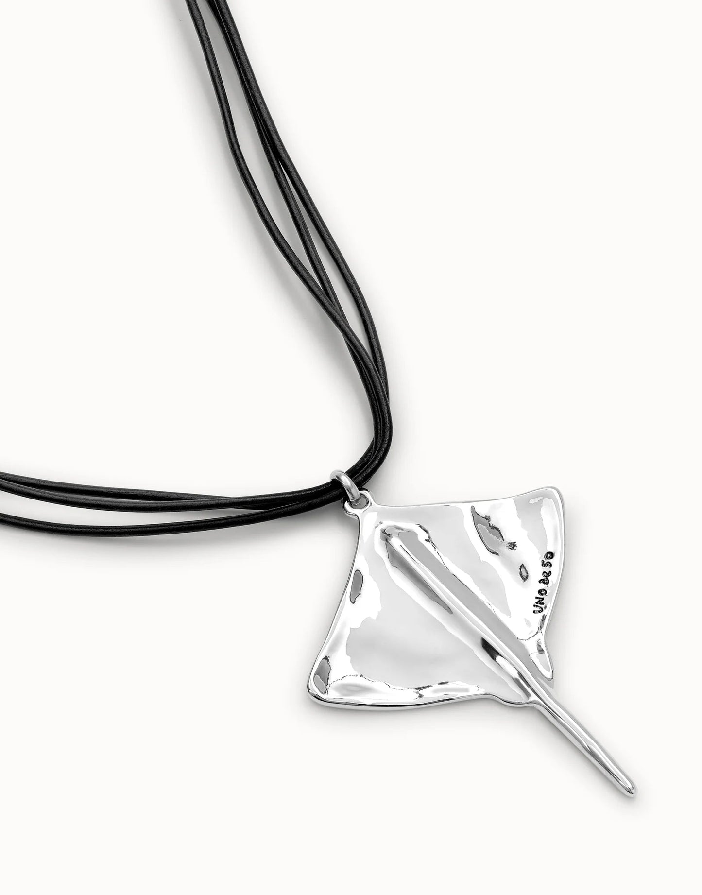 Collana da donna Uno de 50 con ciondolo di cuoio placcato argento Sterling con dettaglio pesce manta gigante - Simmi Gioiellerie - Collane