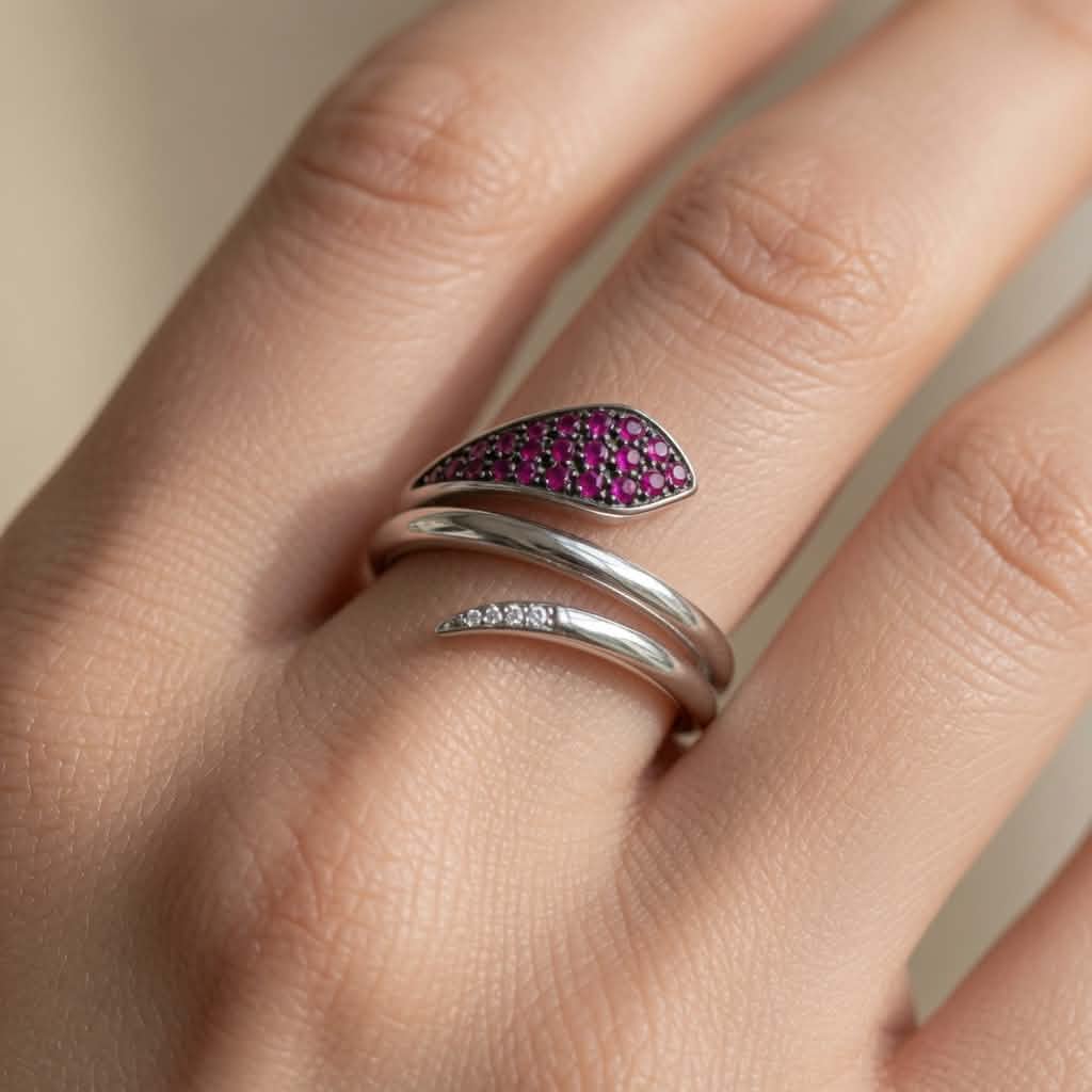 Anello Serpente Oro Bianco 18 Carati con Rubini e Diamanti – Simmi Gioielli