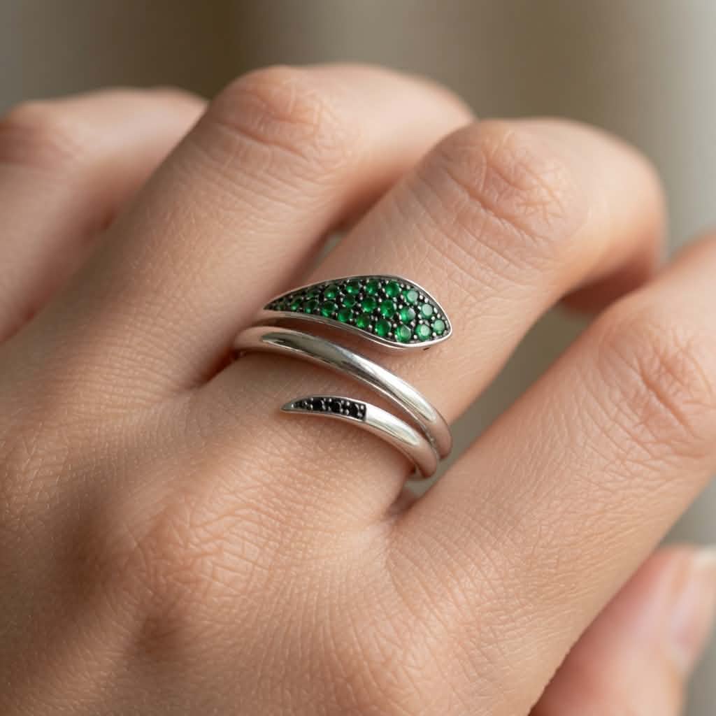 Anello Serpente Oro Bianco 18 Carati con Smeraldi e Diamanti Neri – Simmi Gioielli