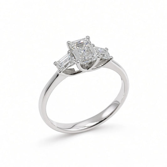 Anello Trilogy Diamanti Taglio Smeraldo in Oro Bianco 18 kt – Simmi Gioielli
