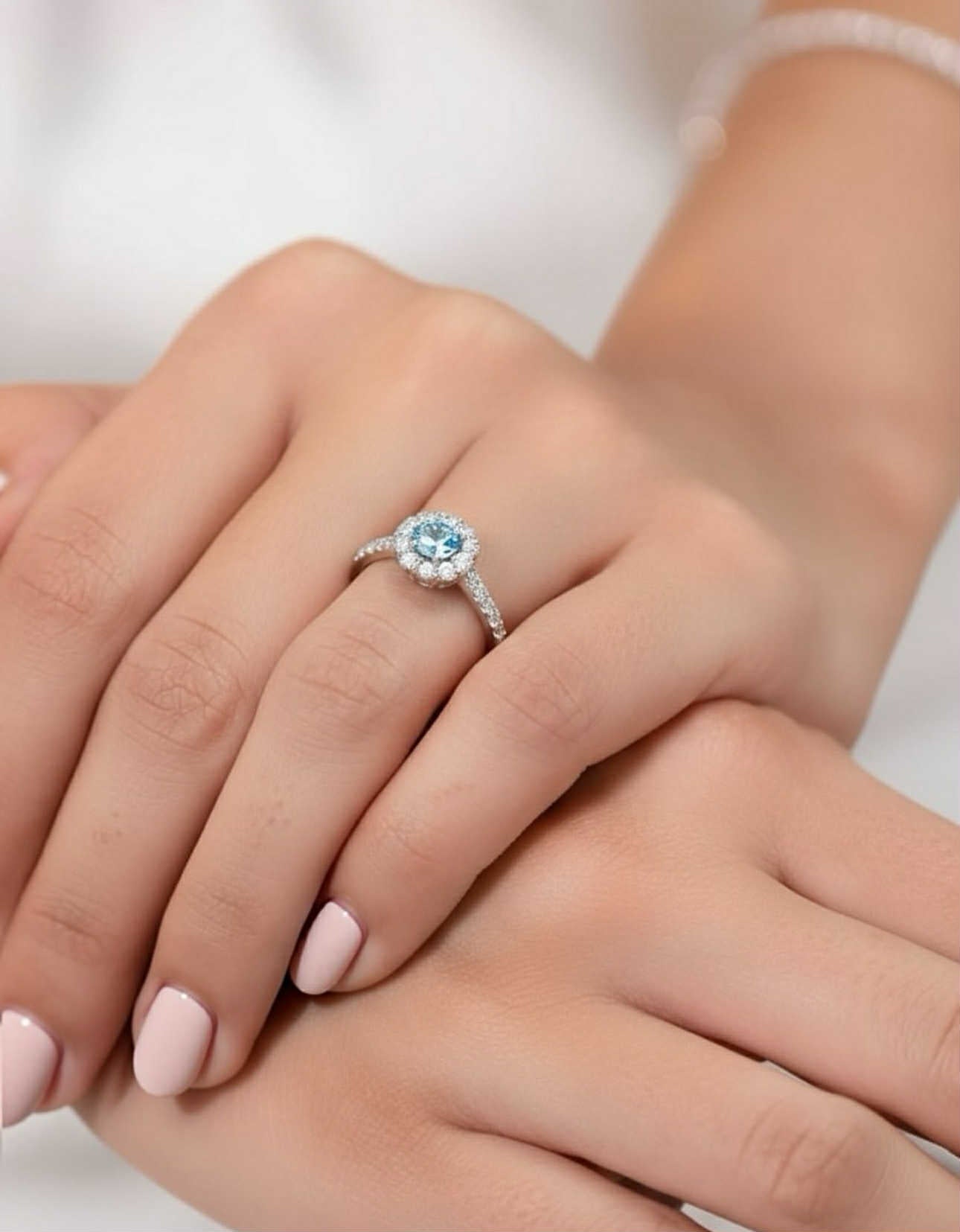 Anello rosetta in Oro Bianco 18 Carati con Diamanti Fancy Azzurro e Bianchi – Simmi Gioielli - Simmi Gioiellerie - Anelli