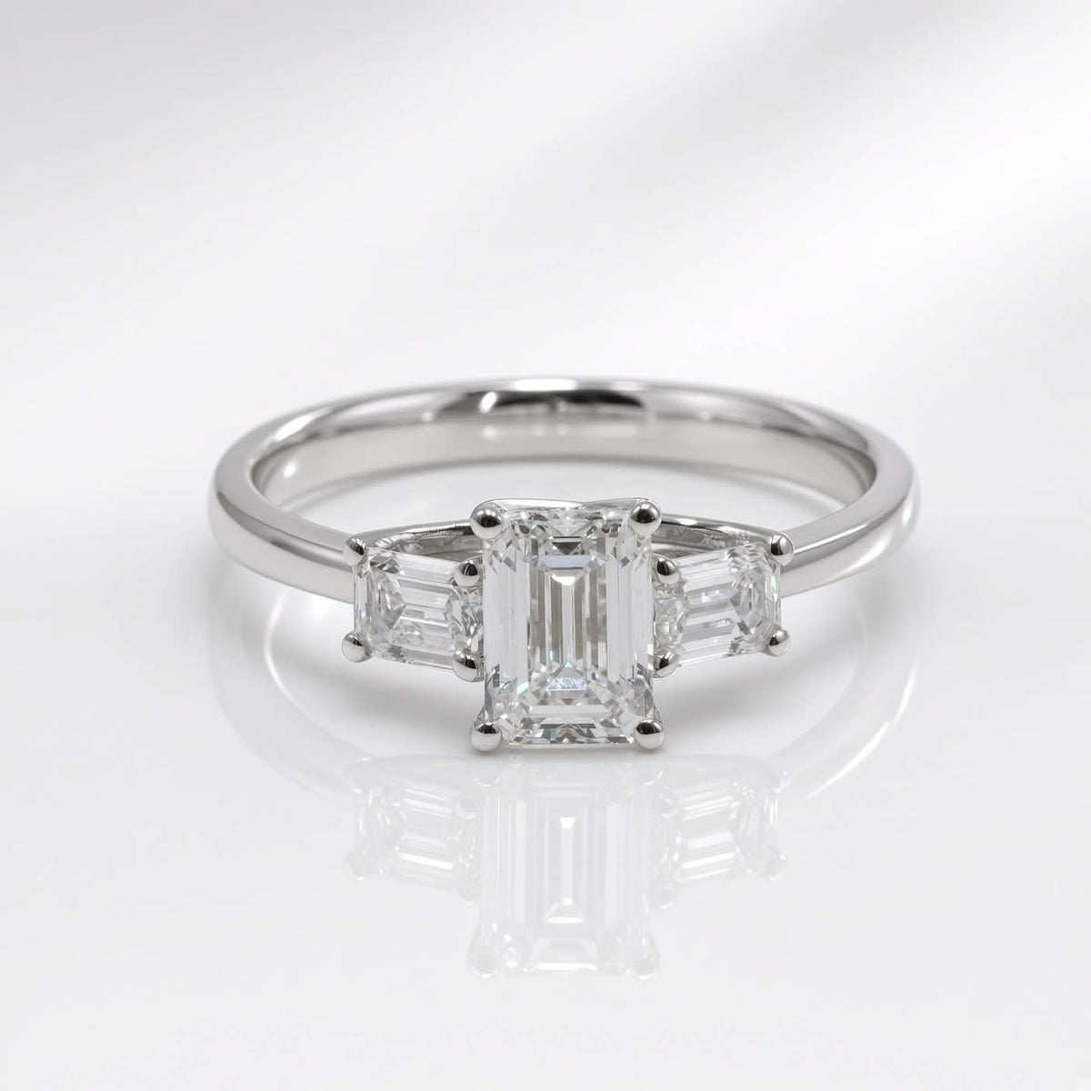 Anello Trilogy Diamanti Taglio Smeraldo in Oro Bianco 18 kt – Simmi Gioielli - Simmi Gioiellerie -Anelli