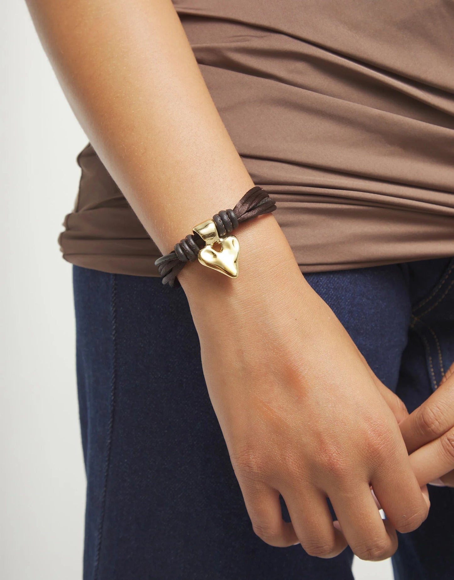 Bracciale uno de 50 in filo di seta e pelle marrone con cuore placcato oro 18k - PUL2640 - Simmi Gioiellerie - Bracciali