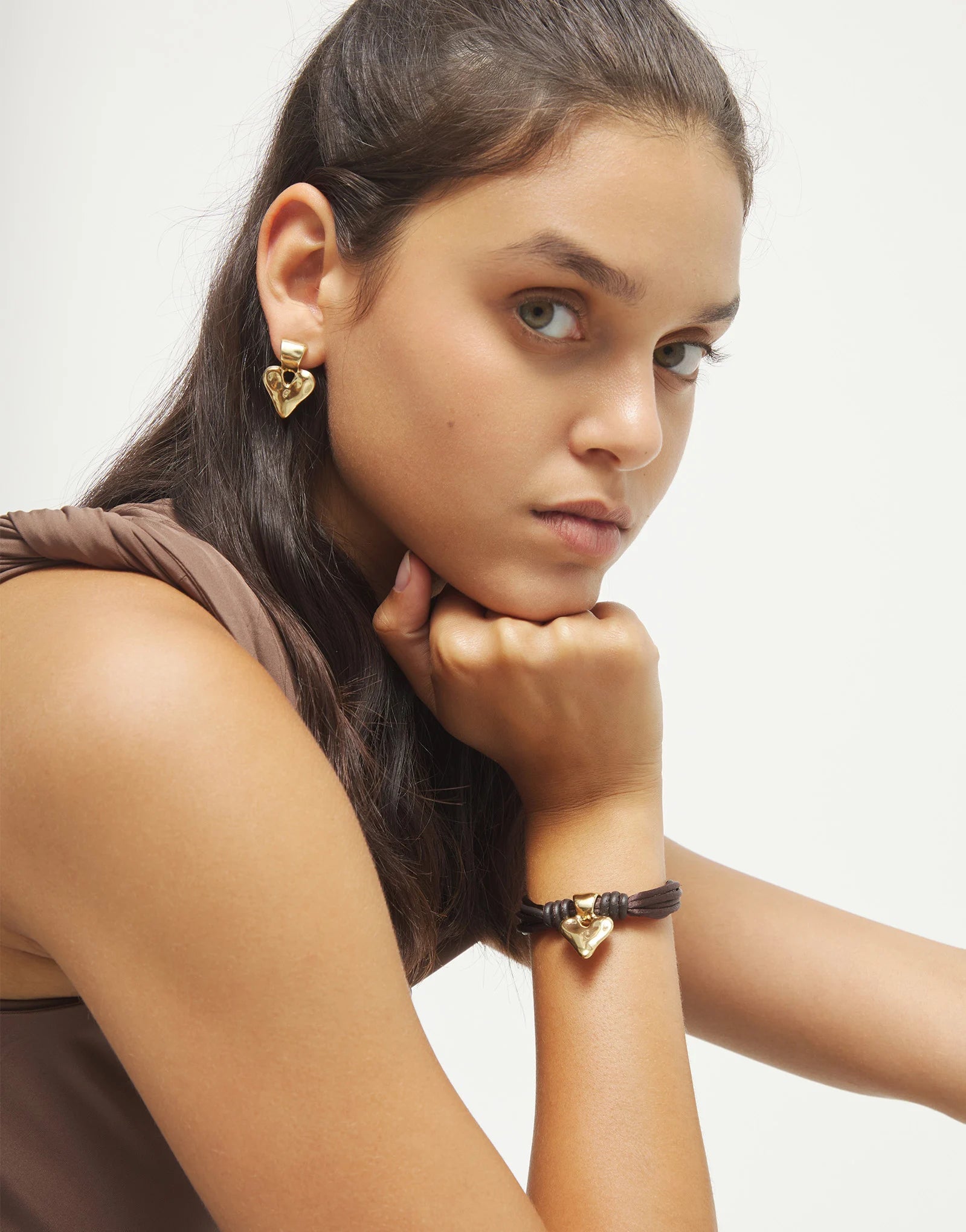 Bracciale uno de 50 in filo di seta e pelle marrone con cuore placcato oro 18k - PUL2640 - Simmi Gioiellerie - Bracciali