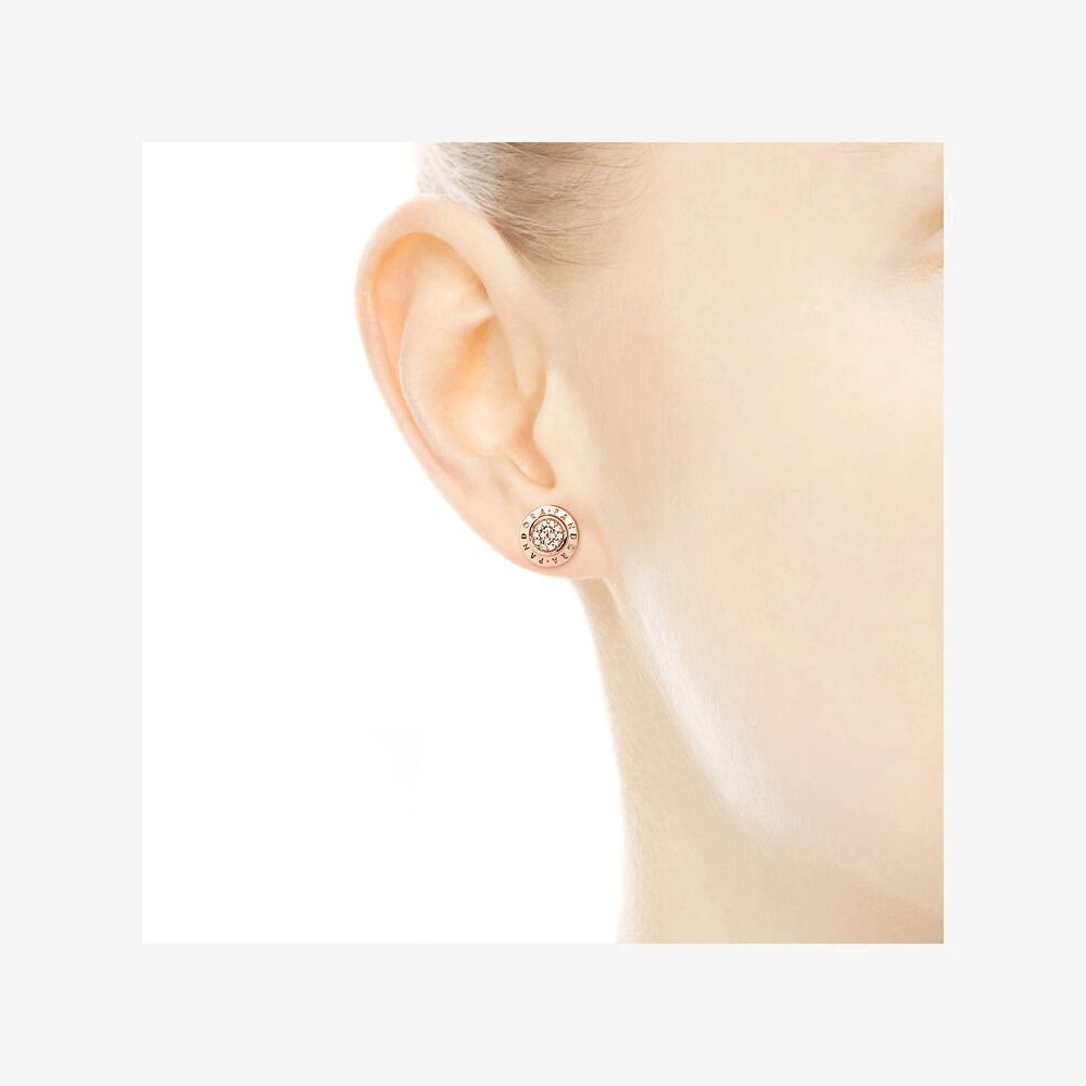 Orecchini a lobo scintillanti con logo Pandora - 280559CZ - Simmi gioiellerie -Orecchini